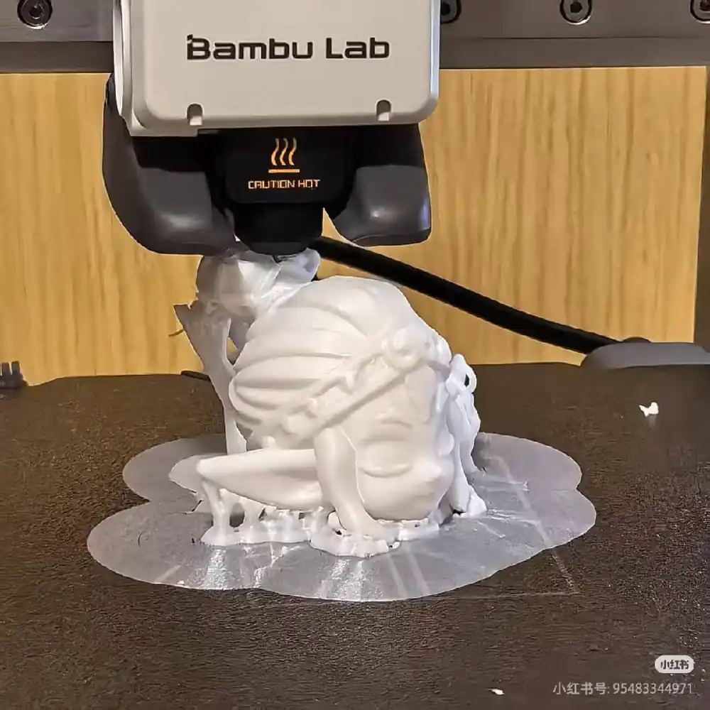 3D 打印机正在打印角色白模