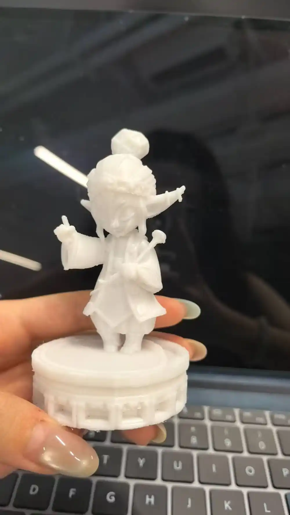 手中查看小绿茶白色样机